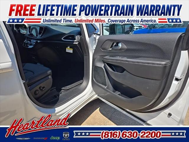2027 Chrysler Pacifica Select