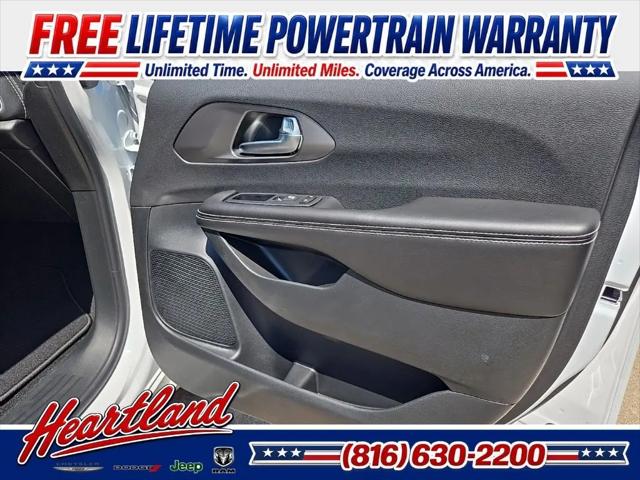 2027 Chrysler Pacifica Select
