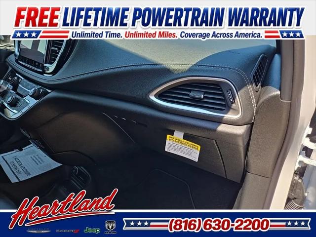 2027 Chrysler Pacifica Select