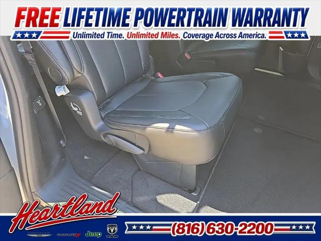 2027 Chrysler Pacifica Select