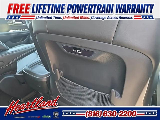2027 Chrysler Pacifica Select