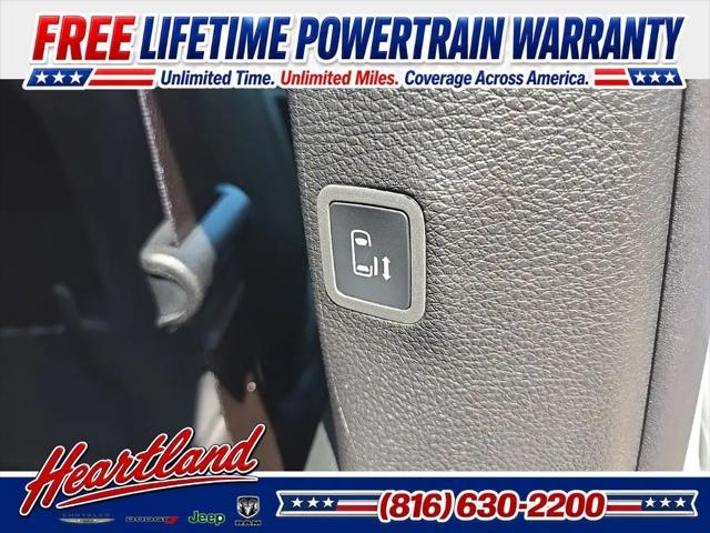 2027 Chrysler Pacifica Select