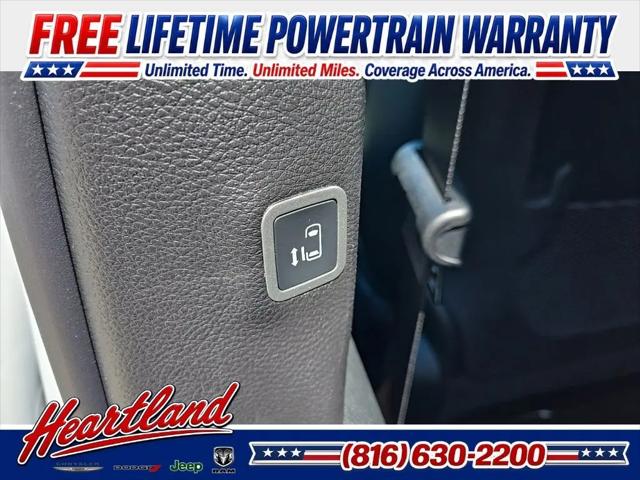 2027 Chrysler Pacifica Select