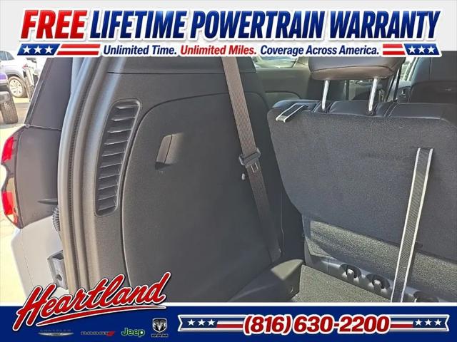 2027 Chrysler Pacifica Select