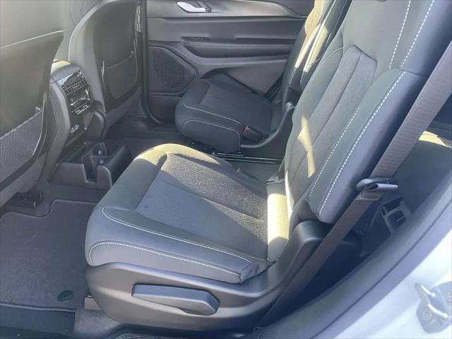 2026 Jeep Grand Cherokee L Laredo 4x2