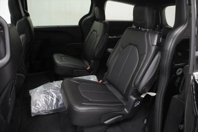 2027 Chrysler Pacifica Select AWD