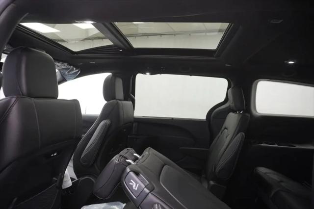 2027 Chrysler Pacifica Select AWD