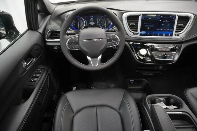 2027 Chrysler Pacifica Select AWD