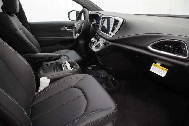 2027 Chrysler Pacifica Select AWD