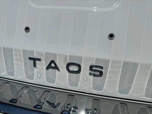 2026 Volkswagen Taos SE Black