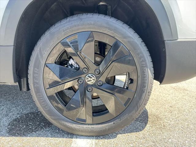 2026 Volkswagen Taos SE Black
