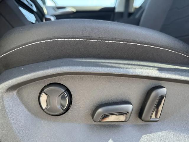 2026 Volkswagen Taos SE Black