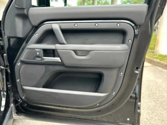 2025 Land Rover Defender 110 P300