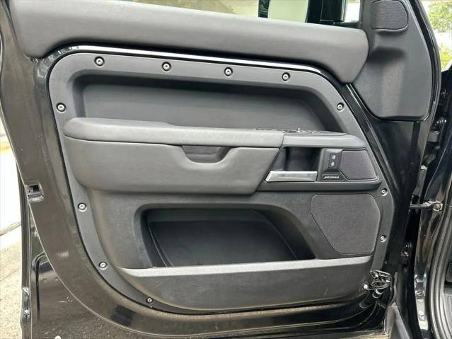 2025 Land Rover Defender 110 P300