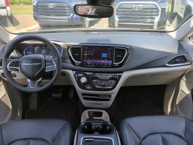 2024 Chrysler Pacifica Hybrid Select