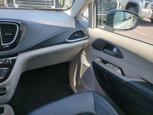 2024 Chrysler Pacifica Hybrid Select