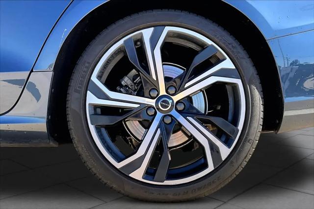 2024 Volvo S60 B5 Core Dark Theme