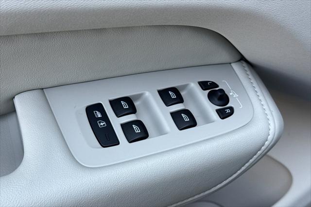 2026 Volvo XC60 Plug-In Hybrid Ultra, T8 AWD Electric/Gasoline, Dark