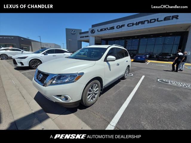 2016 Nissan Pathfinder SV 2WD's photo