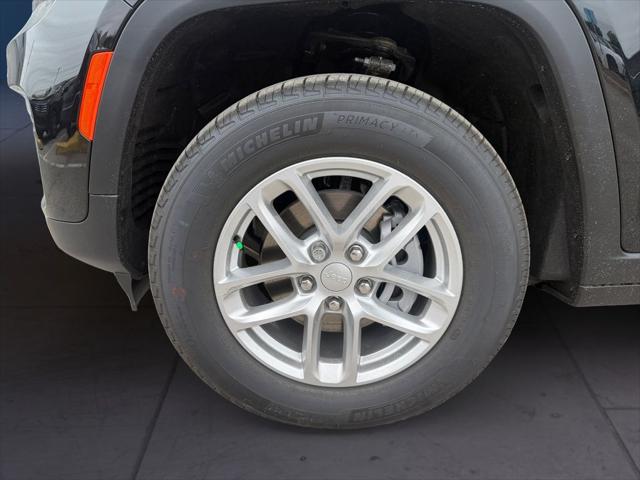 2026 Jeep Grand Cherokee Laredo 4x2