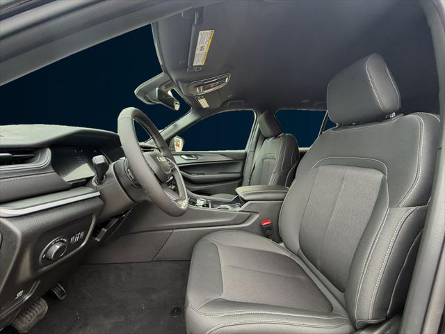 2026 Jeep Grand Cherokee Laredo 4x2