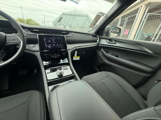 2026 Jeep Grand Cherokee Laredo 4x2