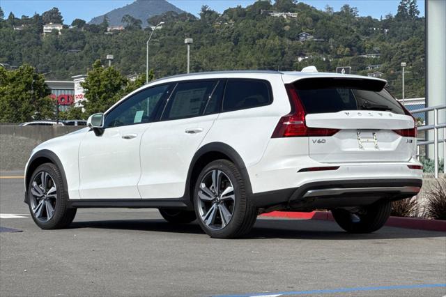 2026 Volvo V60 Cross Country Plus, B5 AWD Gas (mild hybrid)