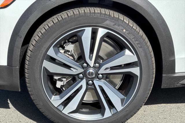 2026 Volvo V60 Cross Country Plus, B5 AWD Gas (mild hybrid)