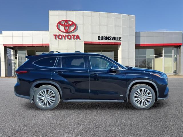 Used 2024 Toyota Highlander Platinum with VIN 5TDEBRCH8RS607005 for sale in Burnsville, Minnesota