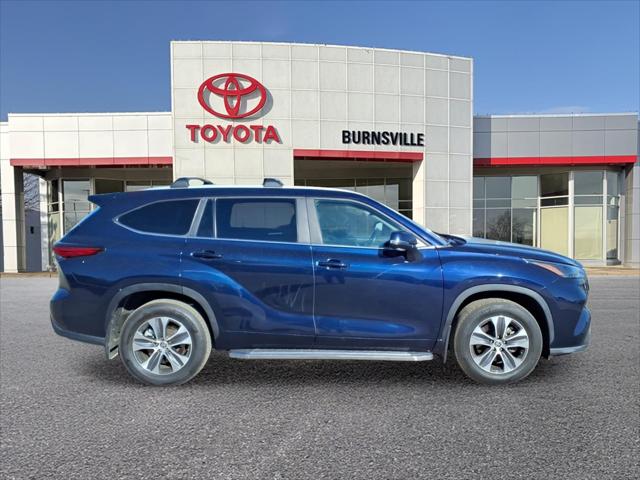 Used 2023 Toyota Highlander XLE with VIN 5TDKDRBH7PS015106 for sale in Burnsville, Minnesota