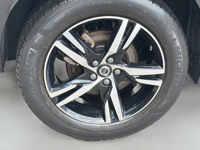 2023 Volvo XC40 B5 Plus Bright Theme