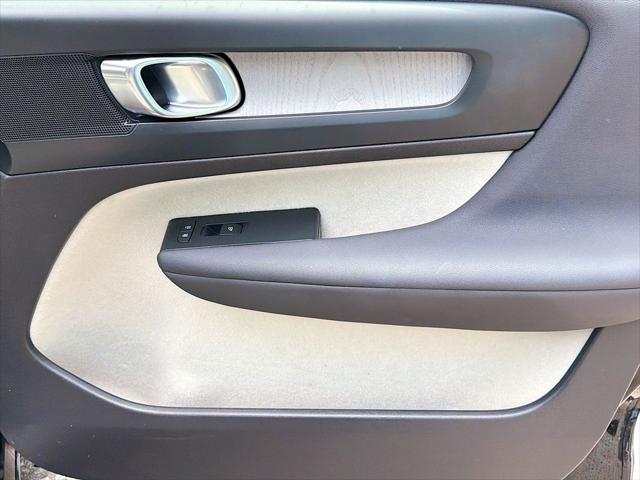 2023 Volvo XC40 B5 Plus Bright Theme