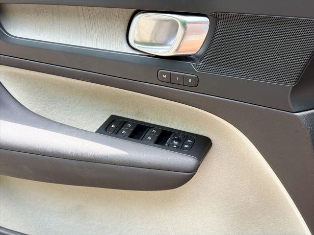 2023 Volvo XC40 B5 Plus Bright Theme