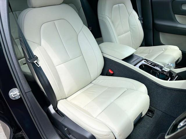 2023 Volvo XC40 B5 Plus Bright Theme