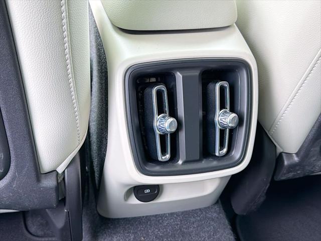 2023 Volvo XC40 B5 Plus Bright Theme