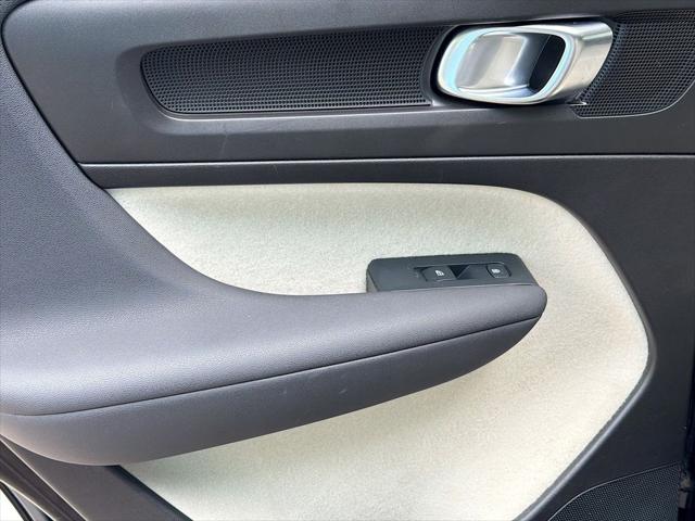 2023 Volvo XC40 B5 Plus Bright Theme