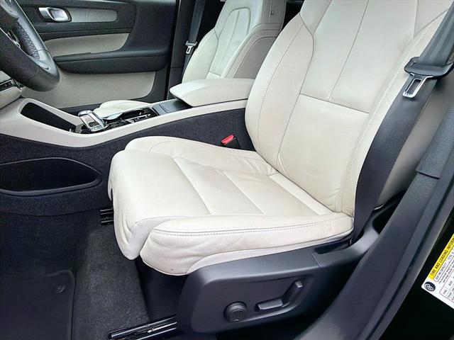 2023 Volvo XC40 B5 Plus Bright Theme