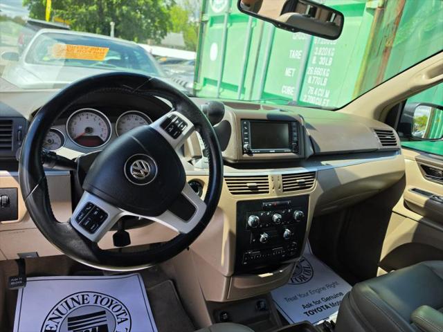 2011 Volkswagen Routan SE
