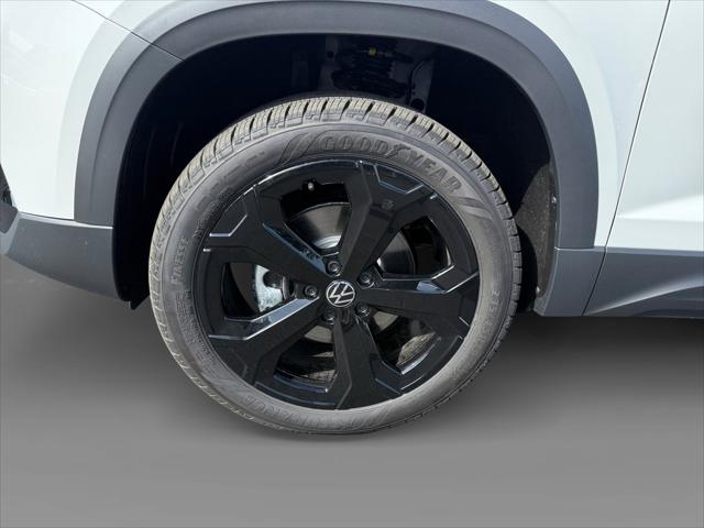 2026 Volkswagen Taos SE Black