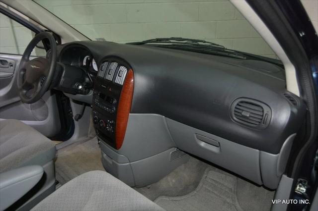 2006 Chrysler Town & Country 4dr