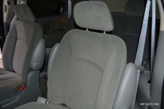 2006 Chrysler Town & Country 4dr