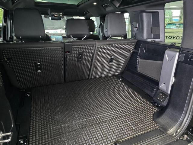 2025 Land Rover Defender 110 P300