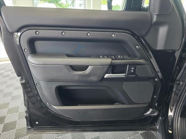 2025 Land Rover Defender 110 P300