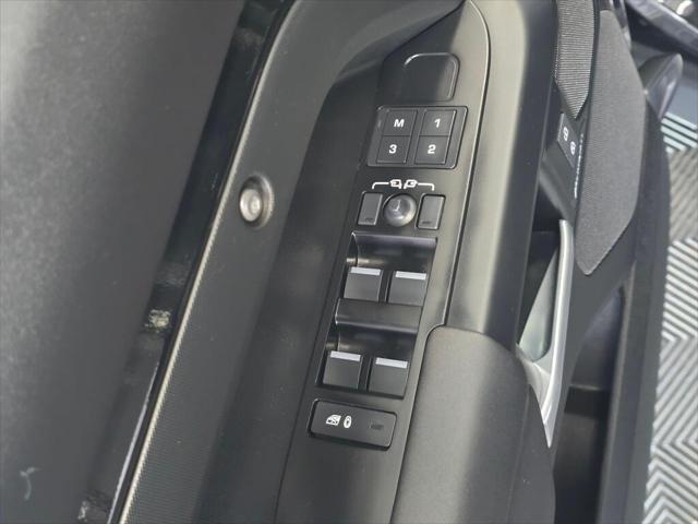 2025 Land Rover Defender 110 P300