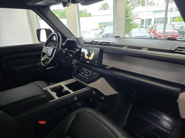 2025 Land Rover Defender 110 P300