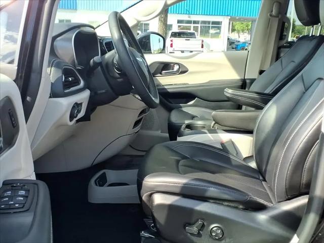 2024 Chrysler Pacifica Hybrid Select