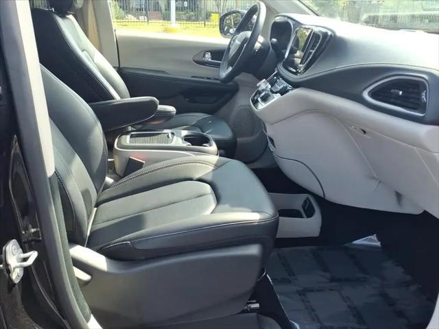2024 Chrysler Pacifica Hybrid Select