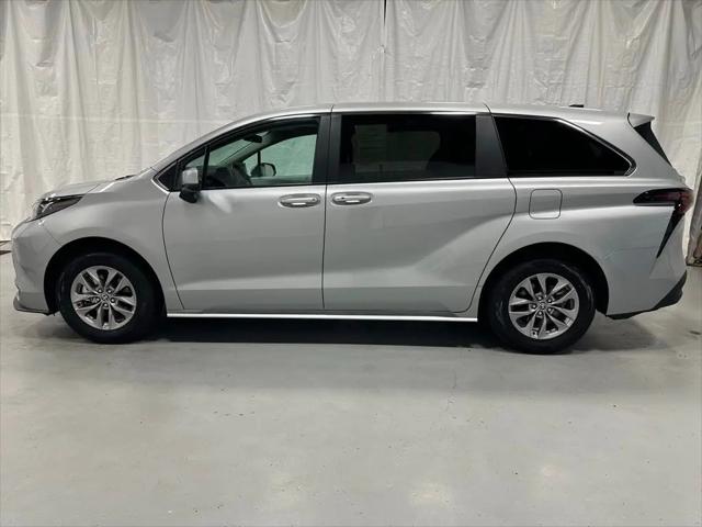 2025 Toyota Sienna LE