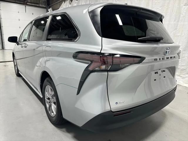 2025 Toyota Sienna LE