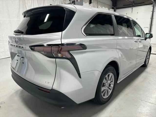 2025 Toyota Sienna LE